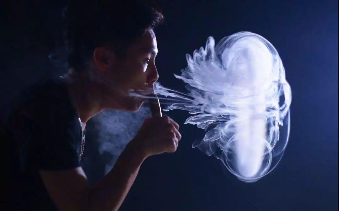 中国吸烟危害健康报告发布，电子烟巨头暴跌19%